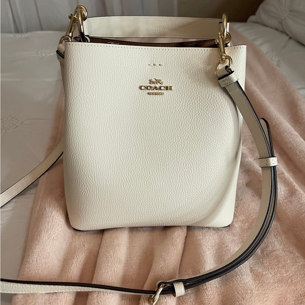 Coach White Crossbody Bag with Gold Hardware 
Coach Town Bucket Bag M2179-1011